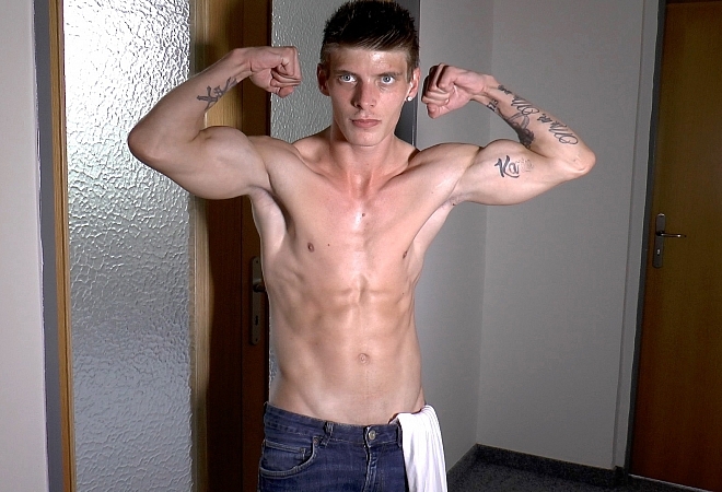 Muscle Worship - Flex - Piss
