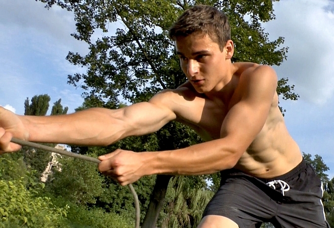 19yo Dylan - Outdoor Muscle Flexing